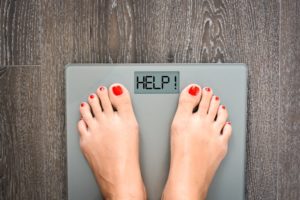 Diät bei Arthritis: Frau auf Waage