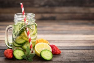 Abnehmen bei Arthrose: Infused water mit Gurke und Zitrone