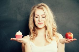 Apfel oder Törtchen: bei der Arthrose-Diät bestimmen Sie