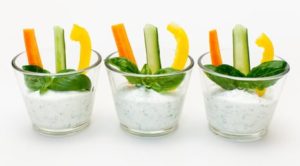 Rohkost mit Quarkdip zum Abnehmen bei Arthrose
